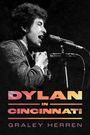 „DYLAN IN CINCINNATI“ und „GRALEY HERREN“ in bunten Buchstaben. Schwarz-Weiß-Foto eines Sängers am Mikrofon.