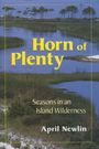 „Horn of Plenty“, „Seasons in an Island Wilderness“, „April Newlin“. Eine Landschaft mit einem See und Bäumen im Hintergrund.