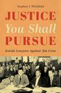 Text: "Stephen J. Whitfield. JUSTICE You Shall PURSUE. Jewish Lawyers Against Jim Crow." Schwarzweiß-Foto eines Gerichtssaals.