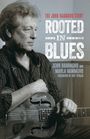 "The John Hammond Story: Rooted in Blues" steht in großer Schrift. Eine Person hält eine Resonatorgitarre.