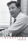 "Robert Drew Interviews" in schwarz-weiß, ein Mann im Hemd sitzt, bearbeitet von Geoffrey Lokke.