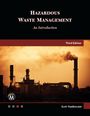 "Hazardous Waste Management: An Introduction, Third Edition, Cliff VanGuilder." Fabrik bei Sonnenuntergang, rauchende Schornsteine.
