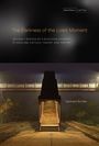 „The Darkness of the Lived Moment“; „Gerhard Richter“. Holztreppe führt zu einer beleuchteten Brücke bei Nacht.