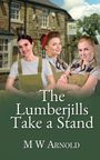 „The Lumberjills Take a Stand“ von M W Arnold. Drei lächelnde Frauen in Arbeitskleidung vor einem Steinbau.