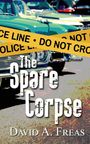 Text: „The Spare Corpse“ von David A. Freas. Gelbes Polizeiband vor einem Oldtimer.