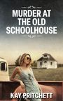 „Murder at the Old Schoolhouse“ oben, „Kay Pritchett“ unten. Frau vor altem Schulgebäude, trägt Sonnenbrille und Sommerkleid.