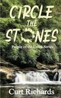 "CIRCLE THE STONES", "People of the Creek Series", "Curt Richards". Wasserfall in einem dichten Wald.