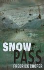 Text: "SNOW PASS FREDRICK COOPER". Hintergrund: Verschneite Berge über einem See mit handschriftlichen Notizen.