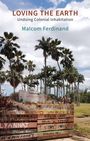 "Loving the Earth: Undoing Colonial Inhabitation - Malcom Ferdinand." Palmen, blauer Himmel, handgemalte Schilder.