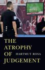 Text: "THE ATROPHY OF JUDGEMENT" und "HARTMUT ROSA". Ein Schiedsrichter schaut auf einen Monitor mit einem Fußballspiel.