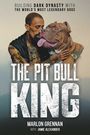 „The Pit Bull King“, „Building Dark Dynasty“, „Marlon Grennan“. Ein Mann umarmt einen großen Pitbull.