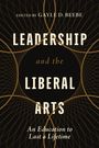„Leadership and the Liberal Arts: An Education to Last a Lifetime“, goldene Muster auf schwarzem Hintergrund.