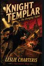 "Knight Templar or The Avenging Saint" von Leslie Charteris. Ein Mann in Anzug mit Pistole rennt durch eine dramatische Szene.