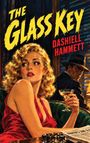 „The Glass Key“, Dashiell Hammett. Illustration: Blonde Frau im roten Kleid mit Drink, Mann im Hintergrund mit Hut.