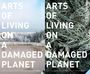Titel: "Arts of Living on a Damaged Planet". Links ein nebliger Wald, rechts ein Netzwerk aus organischen Strukturen.