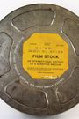 Gelbe Etikett: "DEVELOP BEFORE 06/1988", "FILM STOCK", "AN INTERNATIONAL HISTORY OF A SENSITIVE MEDIUM". Graue Filmdose.