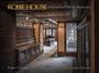 Text: "ROBBIE HOUSE A Frank Lloyd Wright Masterpiece". Innenraum mit dunklem Holz, komplexem Deckenmuster und Glasdetails.