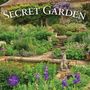 „SECRET GARDEN“, „OVER 1.3 MILLION COPIES SOLD“, „CALENDAR 2027“. Üppiger Garten mit Blumen, Teich und Steintreppe.