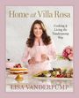"Home at Villa Rosa", "Cooking & Living the Vanderpump Way", "LISA VANDERPUMP". Frau in rosa, Kuchen, Obst, Blumen.