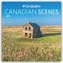 "Canadian Geographic", "CANADIAN SCENES 2027". Verlassenes Holzhaus in einer weiten, grünen Landschaft unter blauem Himmel.
