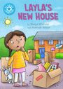 Text "LAYLA'S NEW HOUSE". Illustration: Mädchen mit Zopf, Kartons, Stoffhase, sonniges Wetter, Haus im Hintergrund.
