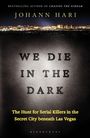 "We Die in the Dark" steht zentral. Oben "Johann Hari", darunter eine nächtliche Skyline von Las Vegas.