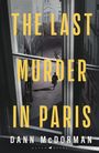 „The Last Murder in Paris“ von Dann McDorman. Eine Person in Schwarzweiß geht durch eine Gasse, gesehen durch ein Fenster.