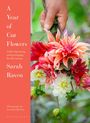 "A Year of Cut Flowers" von Sarah Raven. Hand hält einen bunten Blumenstrauß mit Dahlien vor unscharfem Hintergrund.