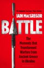 Text: "A majestic survey' Dan Snow. Iain MacGregor. BATTLE. The moments that transformed warfare from Ancient Greece to Ukraine." 

Hintergrund: Roter Hintergrund, Speerspitze und Kugel ersetzen das "A" in "BATTLE".