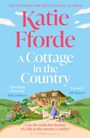 „Katie Fforde: A Cottage in the Country“. Frau mit Hund auf Gartenweg, blühende Blumen, Landhaus.