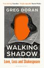 Titel: Walking Shadow. Autor: Greg Doran. Illustration: Porträt mit leerem roten Gesicht, Shakespeare-Zeitalter.