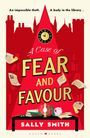 „An impossible theft. A body in the library...“; „A Case of Fear and Favour“. Rotes Cover, Bücher und Gegenstände.