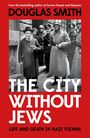 "THE CITY WITHOUT JEWS" – Ein historisches Schwarz-Weiß-Foto zeigt Männer in Uniform neben einem Mann mit Hut und Bart.