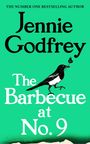 Schrift: "Jennie Godfrey. The Barbecue at No. 9". Eine Elster hält ein brennendes Streichholz. Hintergrund grün.