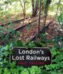 Schild mit Text: "London's Lost Railways, Paul Talling". Alte Bahngleise im Wald, umgeben von Bäumen und Efeu.