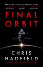 "Final Orbit" in roten Buchstaben, darunter "Chris Hadfield". Vorne ein Raumschiff, darunter ein heller Lichtschein am Horizont.