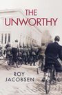 "The Unworthy" von Roy Jacobsen. Schwarz-weißes Foto von Soldaten, gefolgt von Männern auf Fahrrädern. Gebäude im Hintergrund.