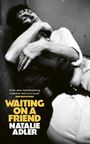 „A fun, sexy, heartbreaking, inventive whirl of a novel.“ Ann Napolitano. Waiting on a Friend. Natalie Adler. Schwarz-Weiß-Foto.