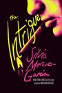 "The Intrigue" und "Silvia Moreno-Garcia" in lebendigen Farben, darunter eine Silhouette vor einer Kerze, stilvolles Design.