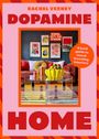 Text: "Rachel Verney, Dopamine Home, Normal gets you nowhere." Wohnzimmerszene mit bunten Kissen und Dekor.