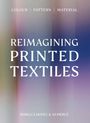 "REIMAGINING PRINTED TEXTILES" steht in großen Buchstaben. Farbverlauf-Hintergrund mit einer Mischung aus Blau- und Erdtönen.
