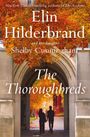 Buchtitel: "The Thoroughbreds", Autoren: Elin Hilderbrand und Shelby Cunningham. Herbstliche Allee, Menschen gehen durch Torbogen.