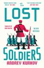 "The Lost Soldiers" von Andrey Kurkov. Illustration: Rückansicht eines Soldaten in Rot, der eine Gruppe führt.