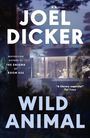 Große Texte: JOËL DICKER, WILD ANIMAL. Mittig modernes Haus, Person am Fenster. Bäume im Hintergrund.