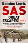 "Damien Lewis: SAS Great Escapes - Incredible WWII escape stories." Drei Soldaten, bewaffnet, marschieren durch ländliche Gegend.