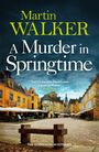 "Martin WALKER, A Murder in Springtime, Daily Mail." Historischer Platz mit gelben Gebäuden und Cafés unter dramatischem Himmel.