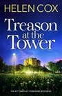 Titel: "Treason at the Tower" von Helen Cox. Ein nächtlicher Himmel über einem beleuchteten alten Turm mit blühenden Wiesen im Vordergrund.