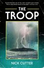 Text: "Scared the hell out of me, and I couldn't put it down. This is old-school horror at its best." - Stephen King. "The Troop", Nick Cutter. Darunter eine Insel in stürmischem Meer mit Blitzen und Vögeln am Himmel.