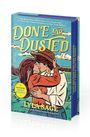 „DONE AND DUSTED“, „FEATURING BONUS MATERIAL“, „LYLA SAGE“. Zwei Menschen küssen sich in gezeichneter Landschaft.