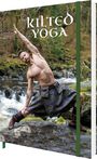 „Kilted Yoga“ steht oben. Ein Mann in einem Kilt macht Yoga in einer Waldlandschaft.